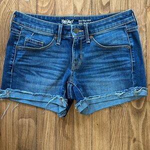 Mid-rise denim shorts